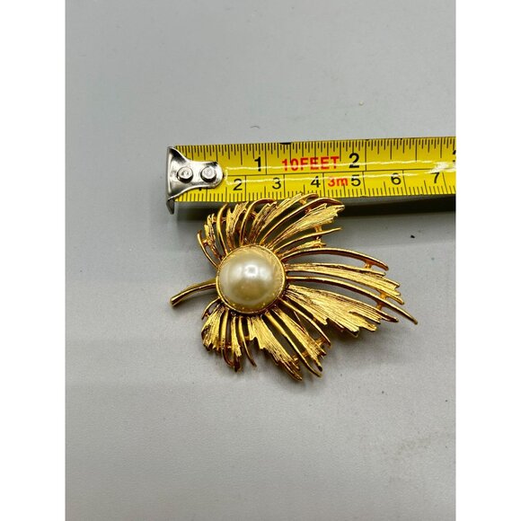 Leaf with Pearl Pin Brooch Gold Tone Classic Pin Brooch Elegant Simple Design - Picture 6 of 9